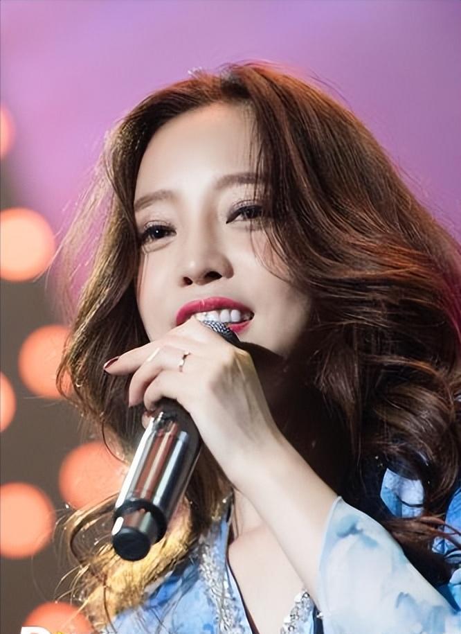 在主持某档美妆节目时,具荷拉结识了造型师崔钟范,两人火速陷入恋爱中