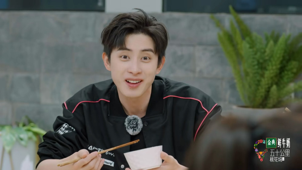 敖瑞鹏虽然名气没有王鹤棣大,但是颜值一点也不输,加上敖瑞鹏长得更白