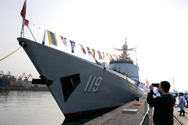 福利!贵阳舰上的"兼职"讲解员是舰长