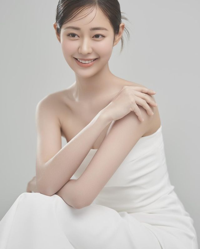 韩国女演员,颜值惊艳网友,父亲是著名整容医生,过去照片公开_腾讯新闻