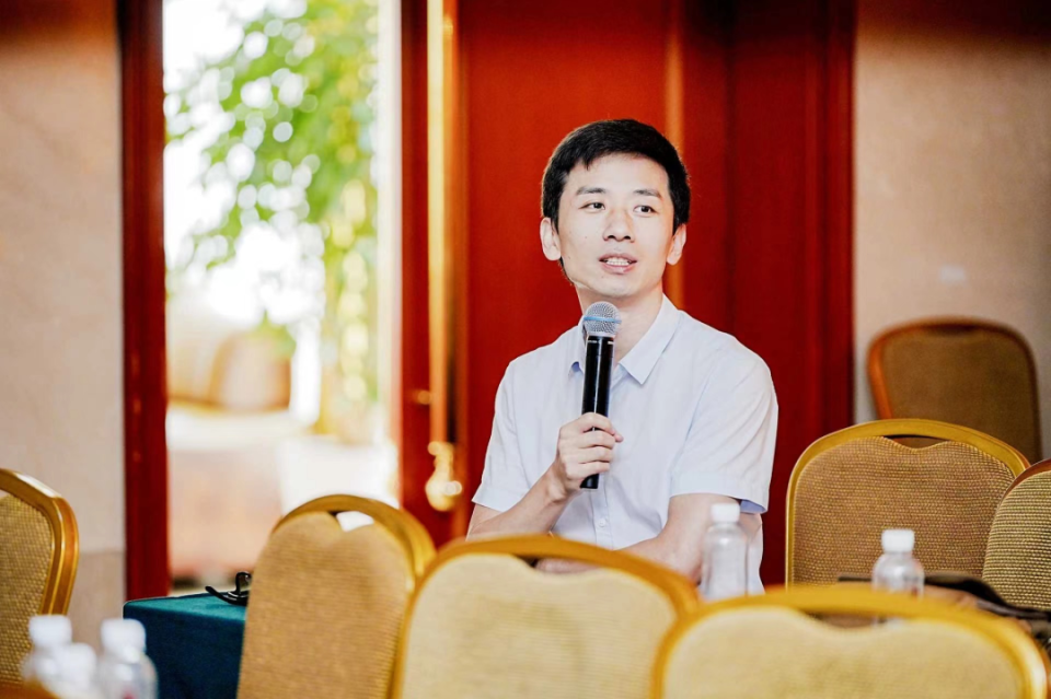 演示(二)由四川省人民医院郭志义教授,西昌市人民医院王晓松教授主持