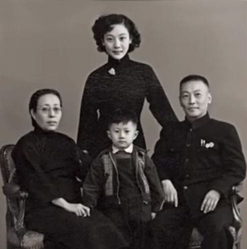 京剧大师关肃霜:曾遭杜近芳排挤,未婚夫,丈夫悲情早逝_腾讯新闻