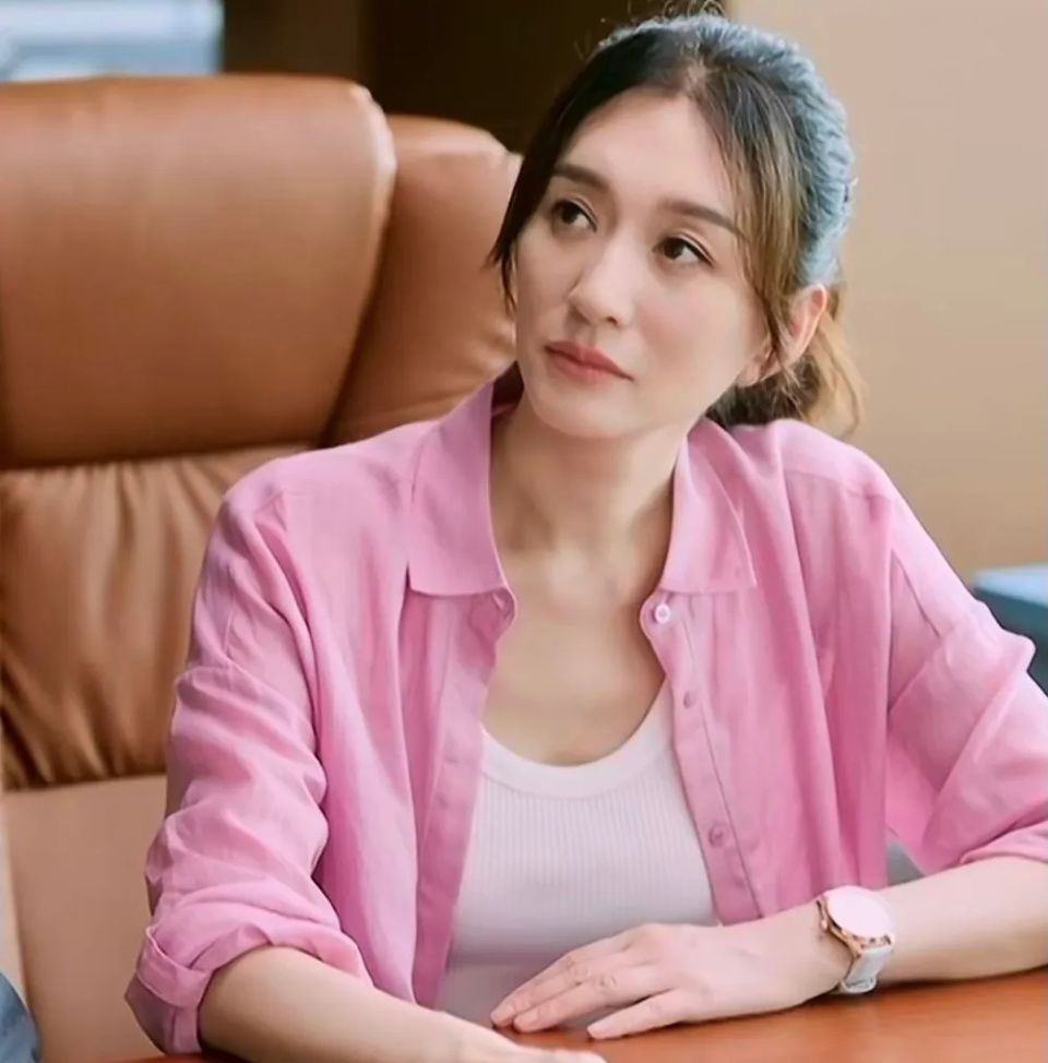 《烟火人家》48岁李小冉身材高挑,白得发光,不愧是冻龄女神