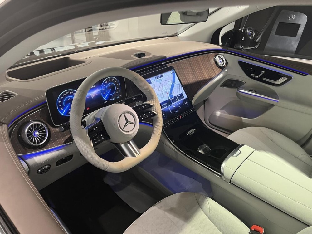 内饰座舱方面,奔驰eqe纯电suv采用最新的数字化风格设计,标配12.