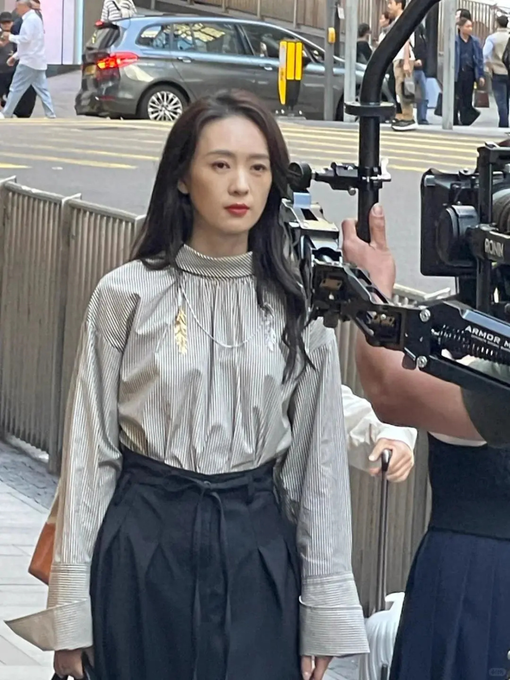 从曝光的照片中看, 童瑶穿着条纹衬衣下搭黑色灯笼裤,一头大波浪卷发