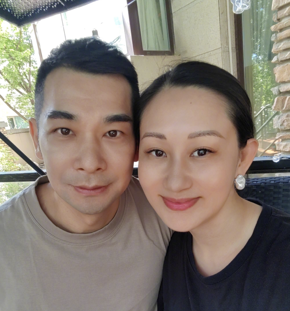 赵文卓夫妇去瑞士接长女回国,15岁赵紫怡亭亭玉立,五口人一张脸