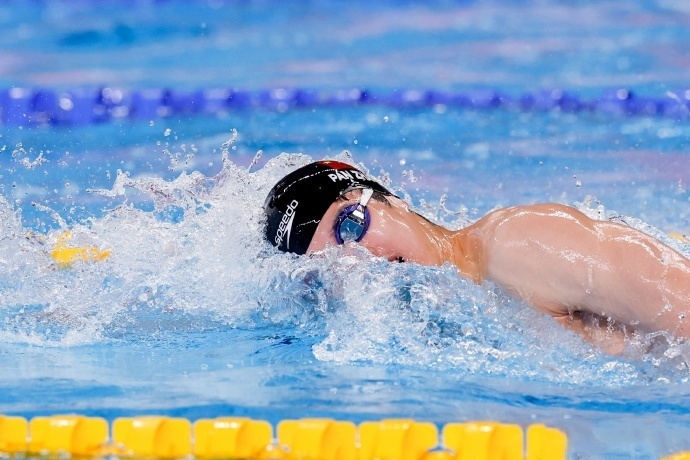 39岁菲尔普斯现身巴黎奥运会,身材消瘦老态尽显,被质疑是兴奋剂后遗症