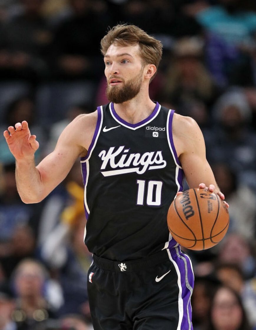 nba历史第一人萨博尼斯连续54场两双达成国王主场视频致敬排面十足