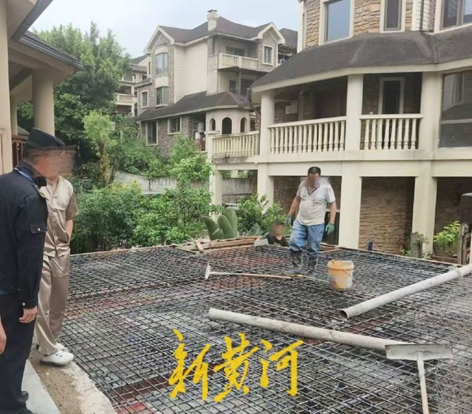 重庆两江新区一别墅小区现违建纠纷：公共车位上搭建私人平台，遭多位业主投诉_腾讯新闻
