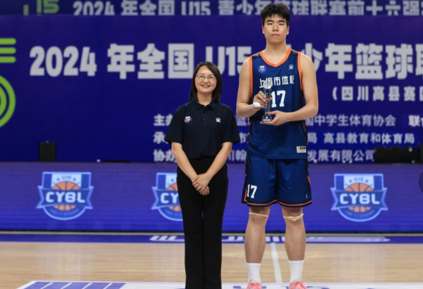 夺mvp!中国男篮14岁1米97超级新星崛起,轰18 15 5夺冠真猛