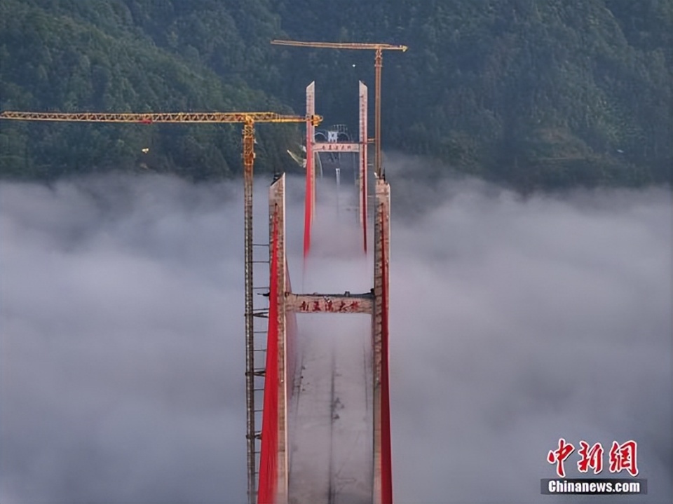 航拍贵州南孟溪大桥:云海中宛如"天路"
