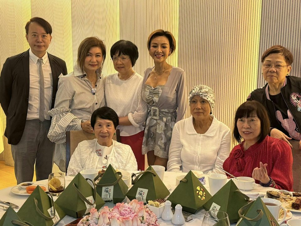 风月女星叶子楣58岁生日,以"神奇女侠"造型现身派对,圈中好友齐到贺