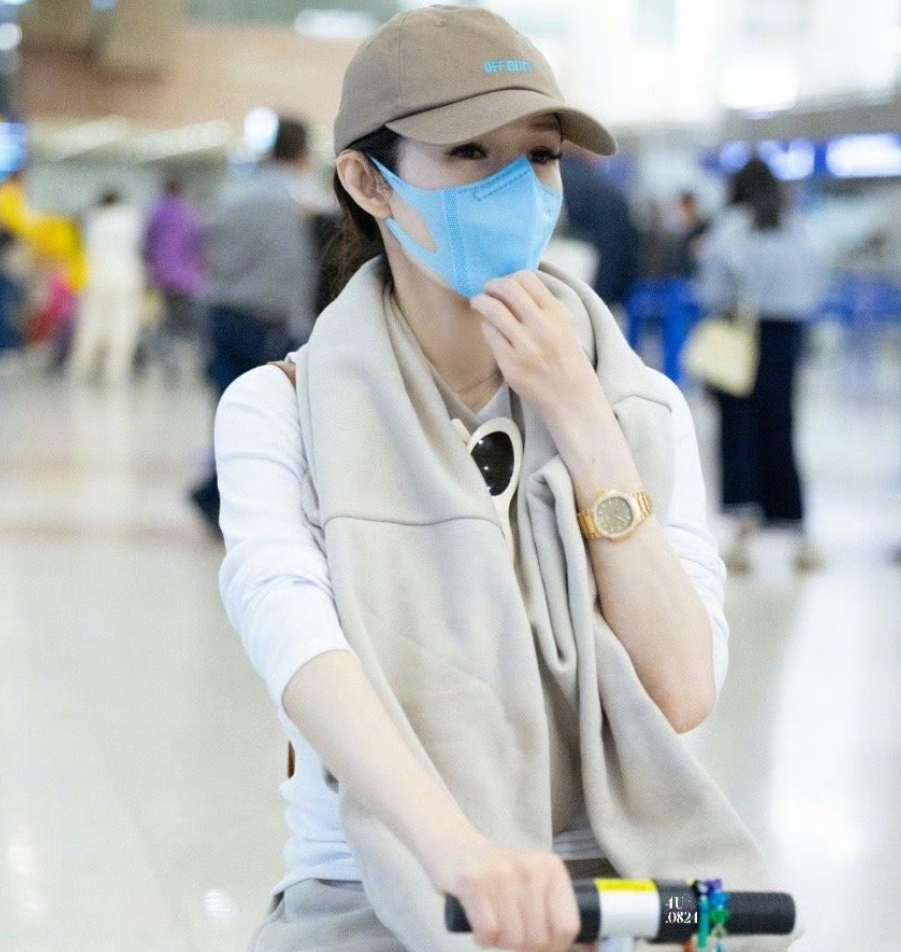 萧亚轩回归首唱惹争议蹲下互动艰难起身还被质疑现场假唱