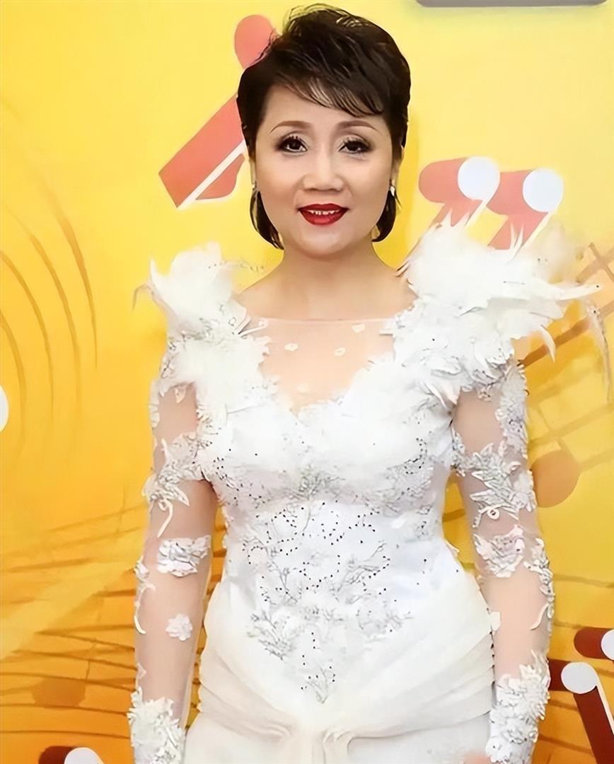 66岁张德兰突发意外！后台摔倒送医，曾上春晚爆火结婚37年无儿女_腾讯新闻