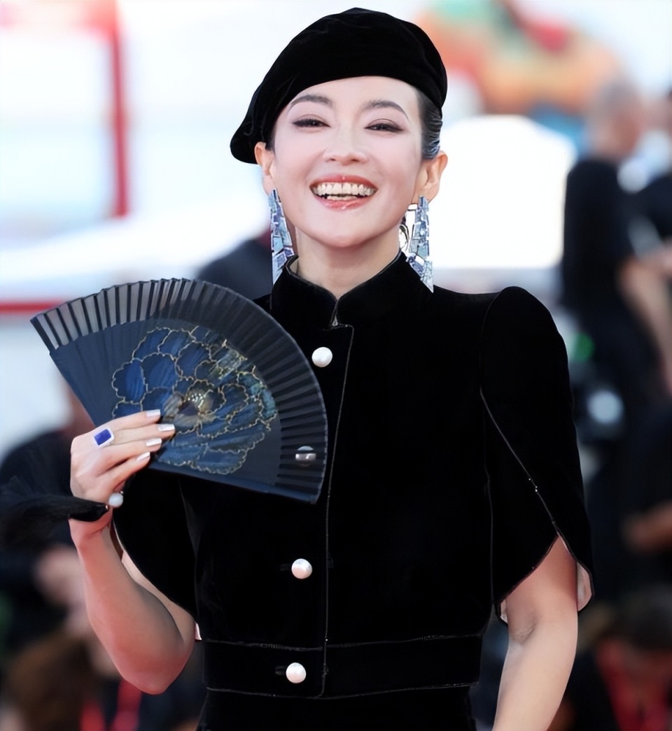 章子怡威尼斯电影节开幕红毯:贝雷帽配折扇,生图压倒欧美众女星
