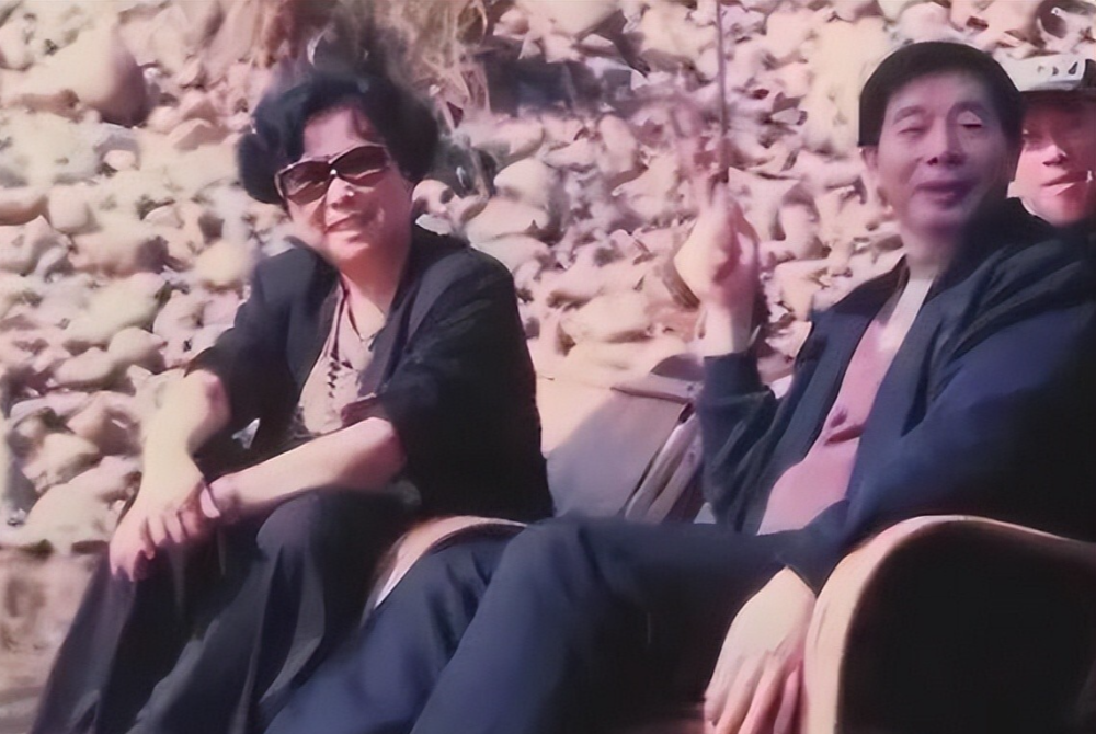 带三个娃下嫁小14岁丈夫，她因病逝8年后，丈夫的做法让人泪目-腾讯新闻