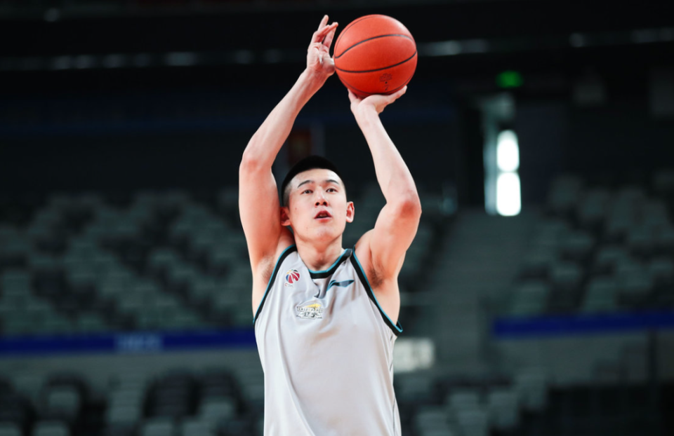 因伤无法出战的郭艾伦,也参加了球队的合练,他秀出了自己的三分投篮