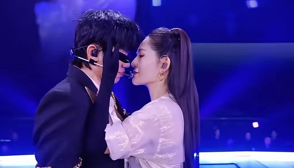 跨年名場面：李川求婚錘娜麗莎，張傑謝娜貼貼，黃子韜徐藝洋親吻 - 