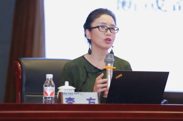 杭州市美术教研员李方浙江省教育厅教研室美术教研员冷莹老师作了