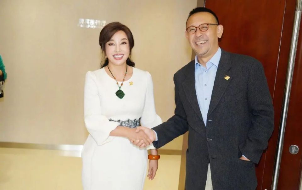 导演田沁鑫说自己对刘晓庆有一种怯怯的欣赏,"男人会被她的那个劲儿