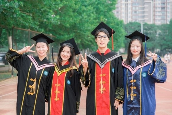 云肩马面裙手工刺绣武汉这两所高校中国气派学位服太绝了