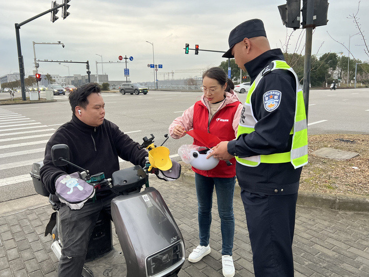 尽可能减少电动自行车长距离通勤带来的安全隐患,四灶浦社工委辖区