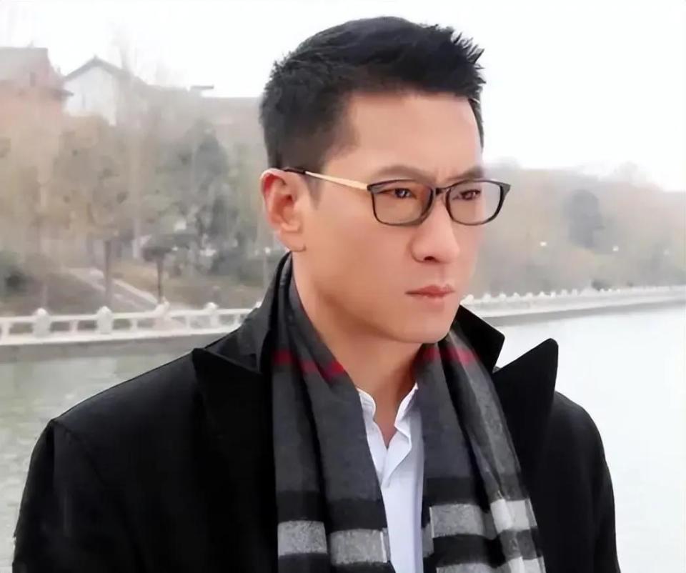 53岁的周杰,单身未婚有钱,他有6年的时间,没有在荧幕上出现了_腾讯