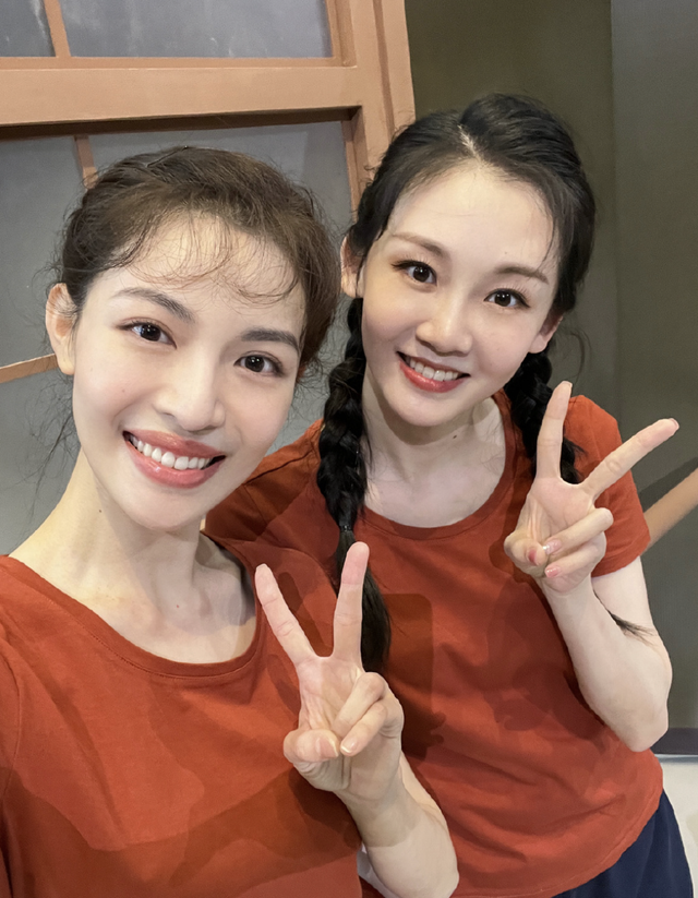 66岁杨丽萍和关晓彤「像姐妹」,钟楚曦苗苗再现《芳华》名场面_腾讯