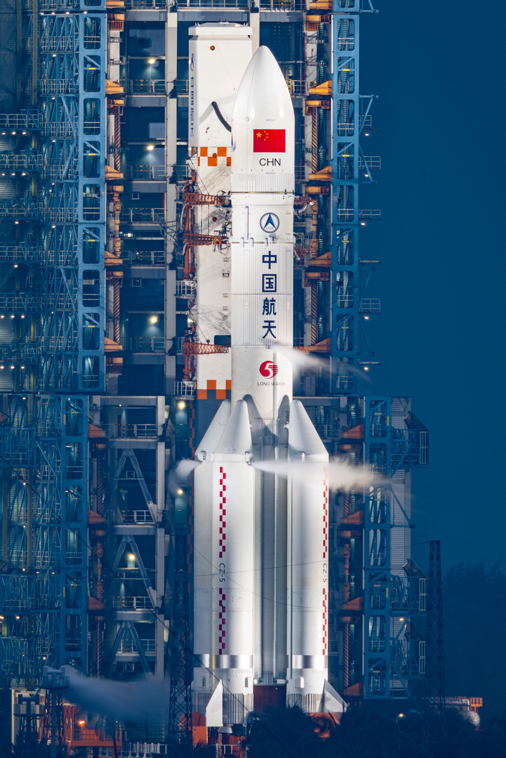 2000吨级火箭起飞瞬间,21台发动机同时点火,4年后登月时机成熟