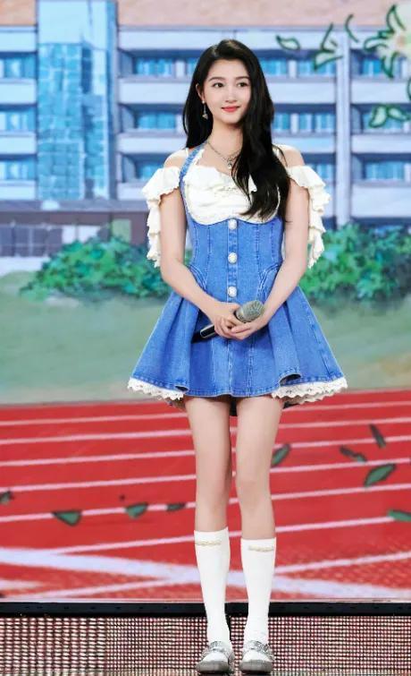 五四晚会:宋轶美得不费力气,关晓彤服装垮,毛不易变化好大