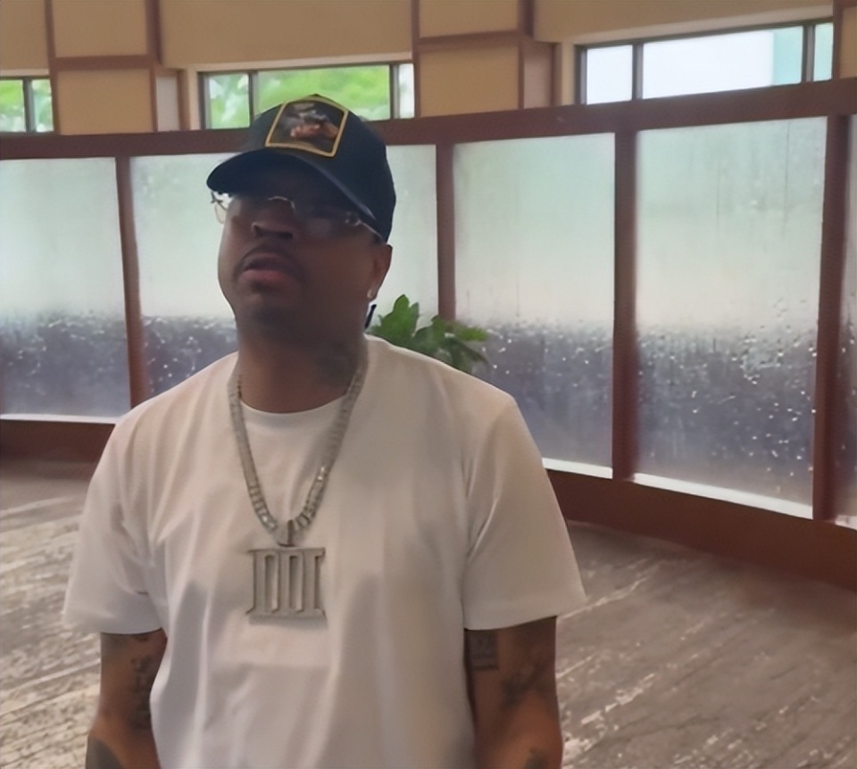 社媒晒76人时期旧照庆祝,艾弗森迎49岁生日!满脸胡渣而老态明显