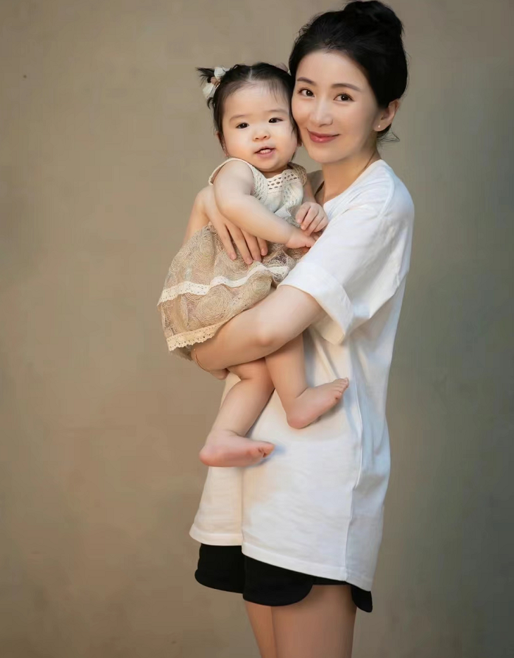 曝光的最新照片中,刘庭羽带着女儿去拍写真.