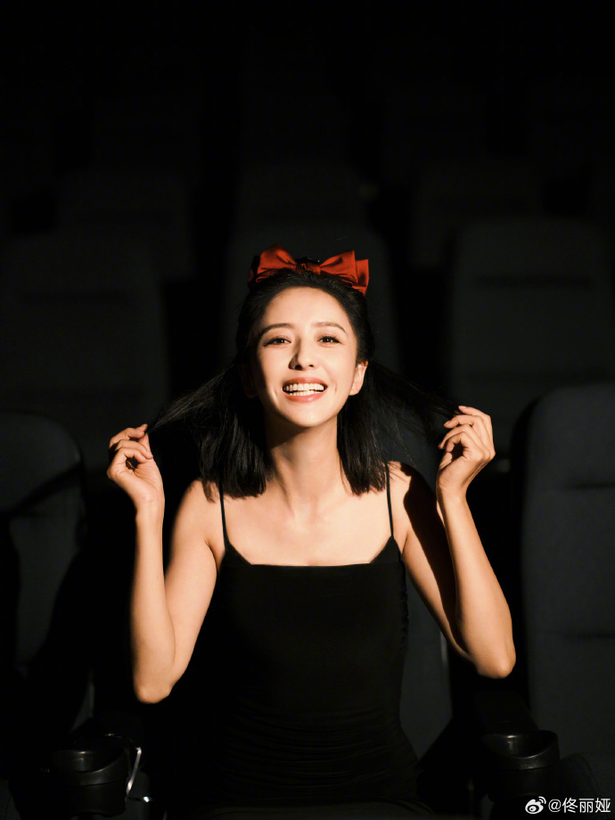 佟丽娅40岁生日被儿子表白朵朵大赞妈妈像16岁母子相拥好有爱