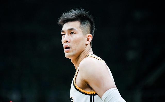 真性情郭艾伦深夜和球迷打球承诺不离队王朝赢了就吹吹