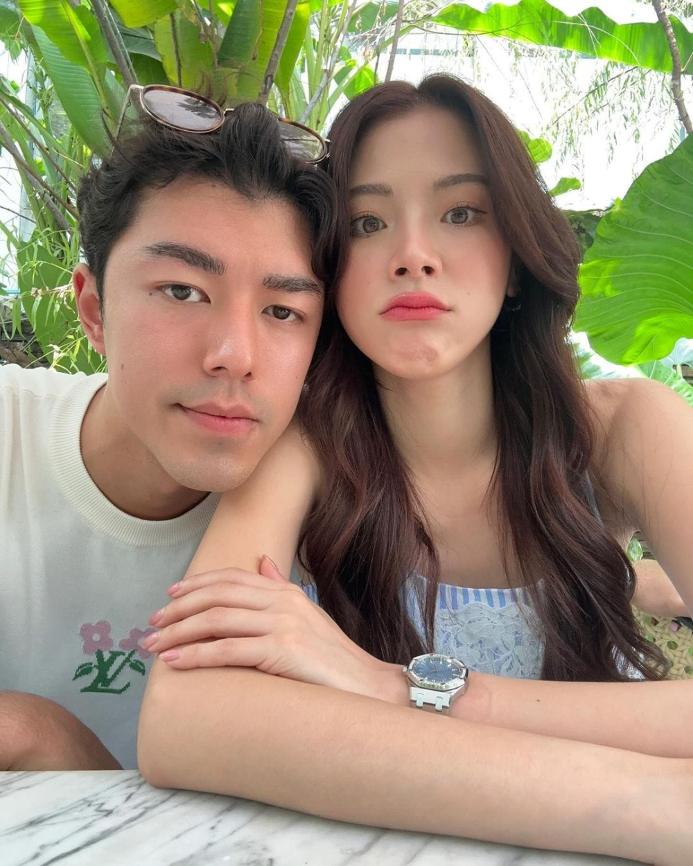 泰星baifern回国后与男友nine约会甜蜜共进午餐