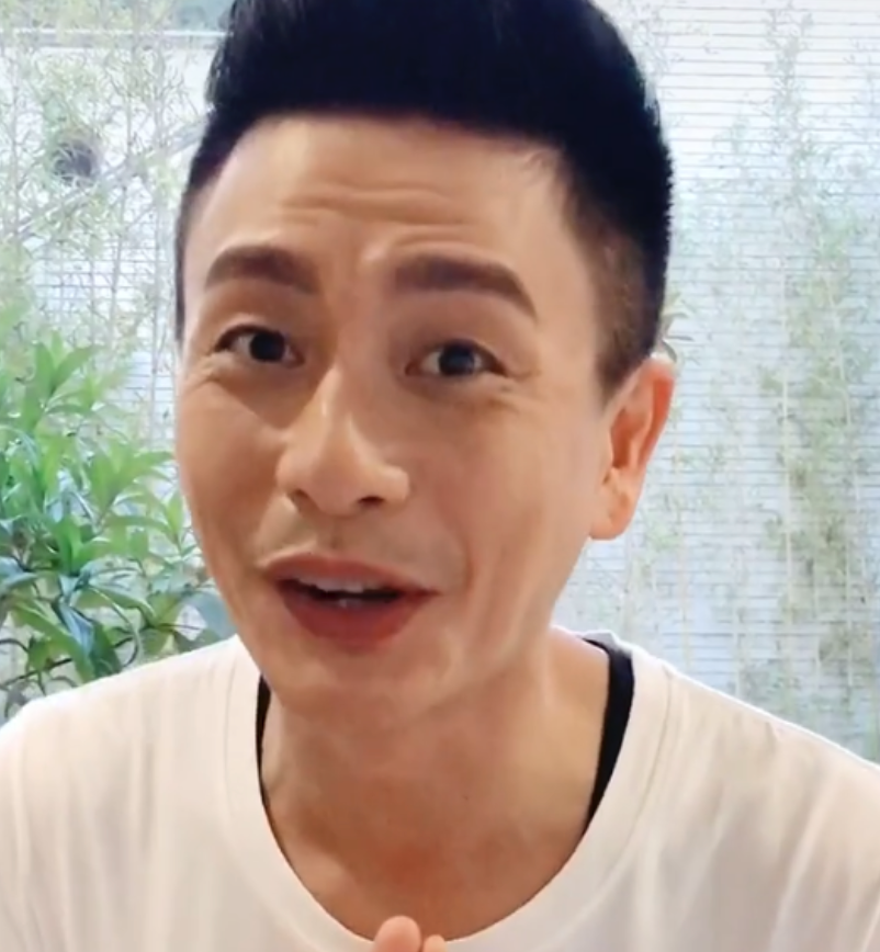 黄宗泽身材保持得不错,不过他是像是饿瘦的,没有太多精气神,皮肤很