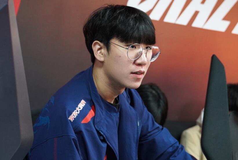 比如这赛季才过来的ruler表现太好了,最近jdg和nip的对决中,尺帝和