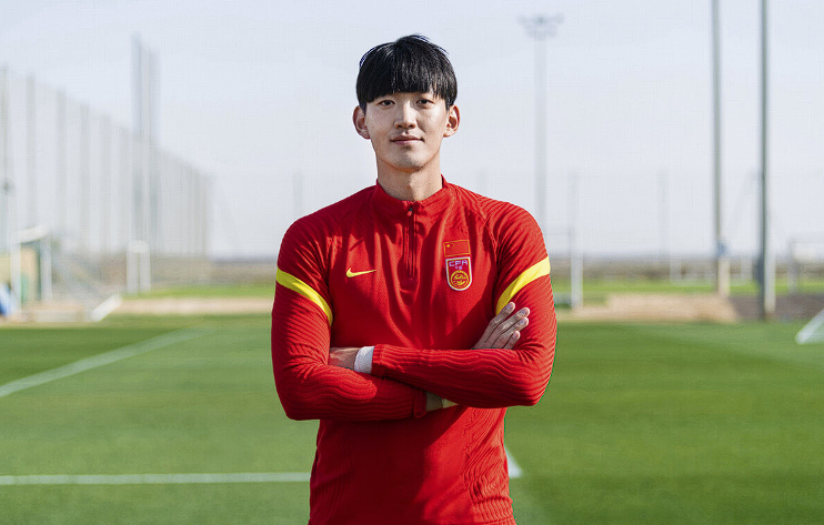 国足新加坡落地开练颜骏凌开小灶基本锁定主力位置