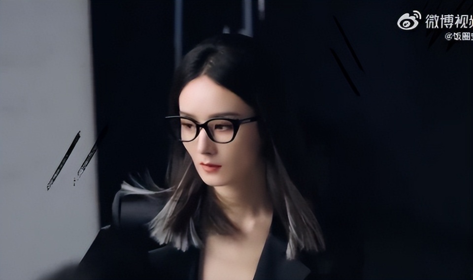 赵丽颖银白挑染又酷又飒,黑色墨镜加皮衣,谁看了不直呼老公!