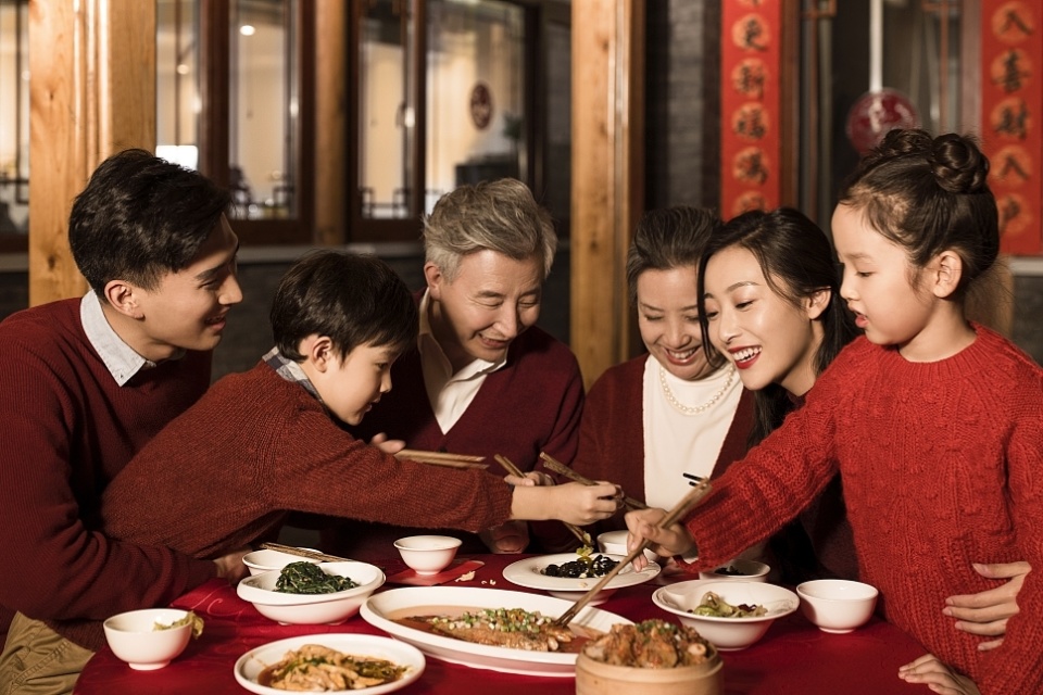 春节家庭聚餐每个孩子都要懂得餐桌礼仪父母再忙也要教给孩子