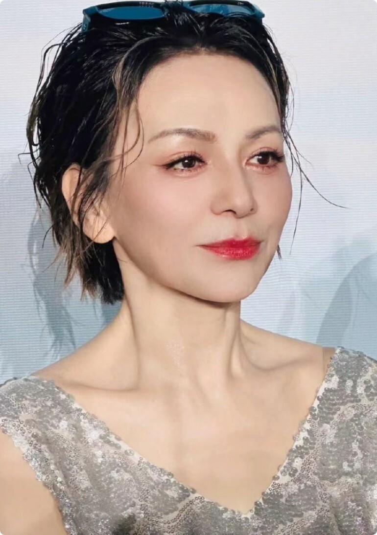 王琳 王琳亮相时装周：54岁的年纪，34岁的长相，24岁的身材-腾讯新闻