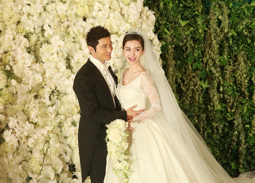 杨颖被曝焦头烂额,托关系找前夫帮忙,黄晓明看演唱会反被骂_腾讯新闻