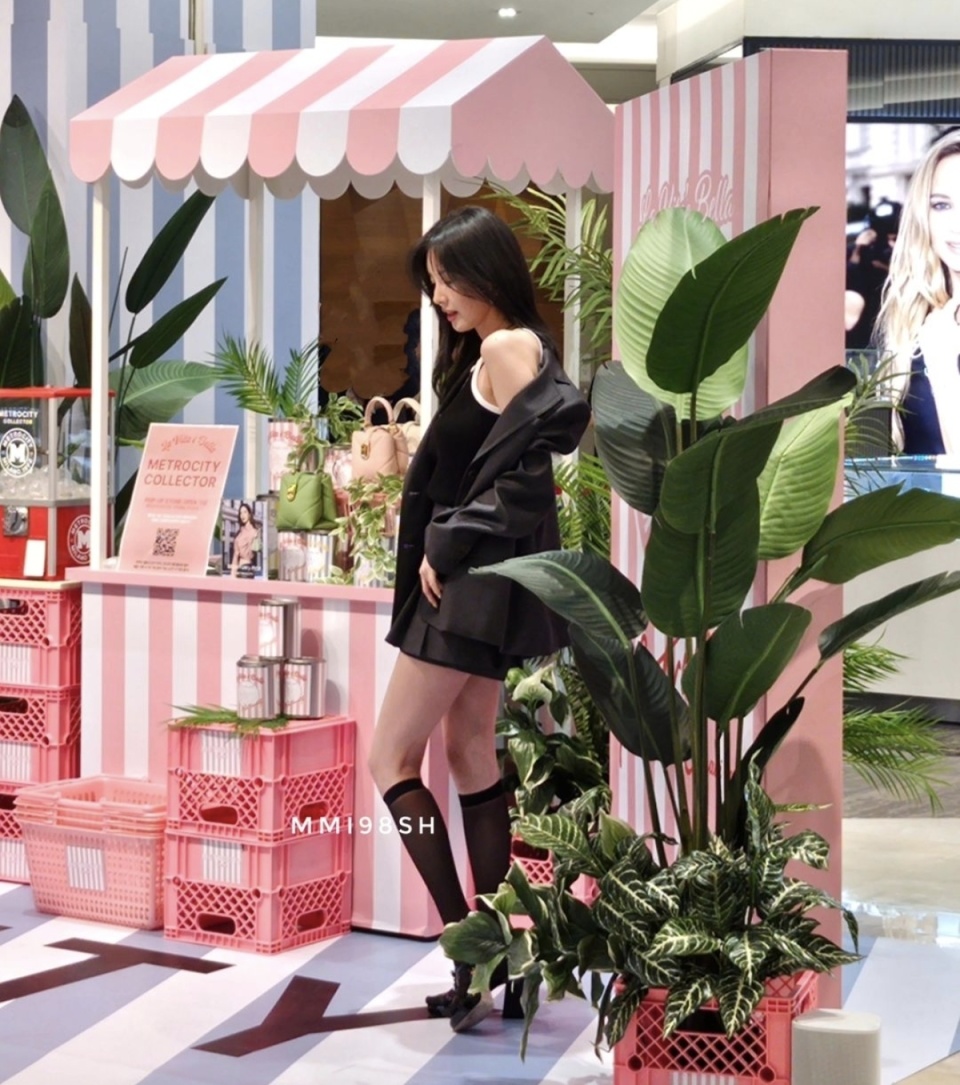 用微笑点亮生活,徐贤的时尚穿搭,夹克短裙尽显魅力