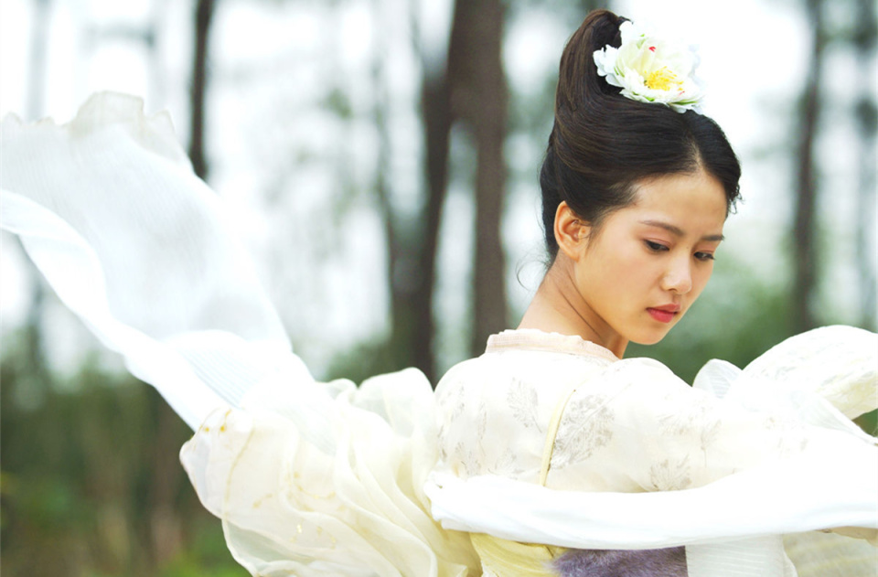 当28岁的金智秀和刘诗诗穿同一套衣服,才明白什么叫气质和骨相