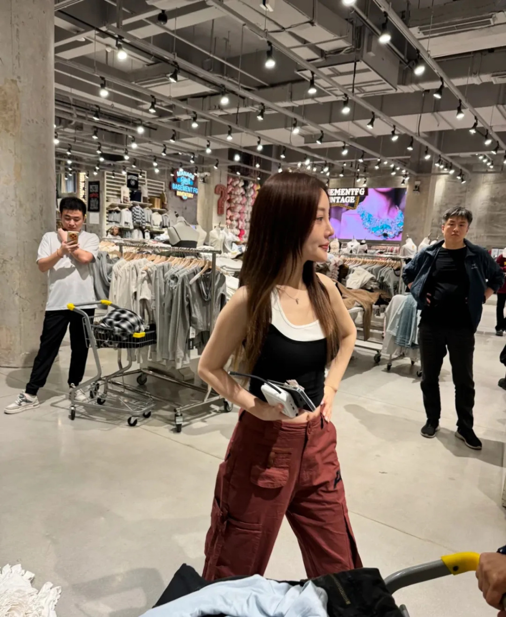 李小璐带甜馨逛潮牌,不拒路人合影,二人打扮超时尚