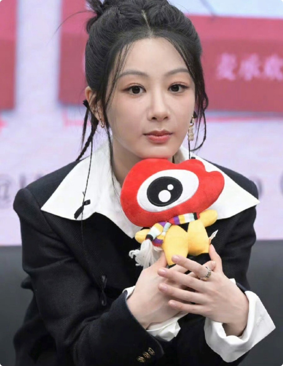 扫楼活动:杨紫的"发际线粉",松垮裤,也遮挡不住她的绝美颜值_腾讯新闻