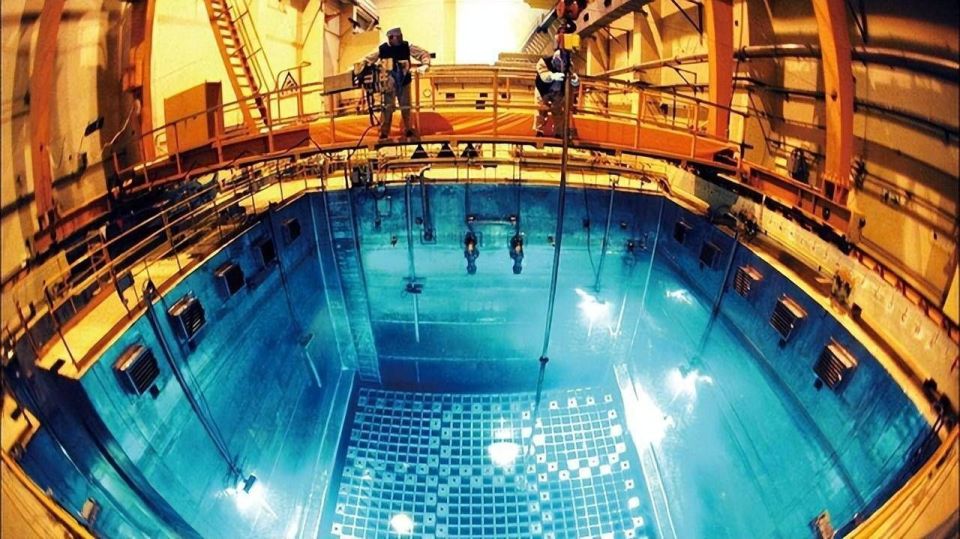 先说这个熔盐反应堆,以前我们看到的核动力装置里,最常见方式是反应堆