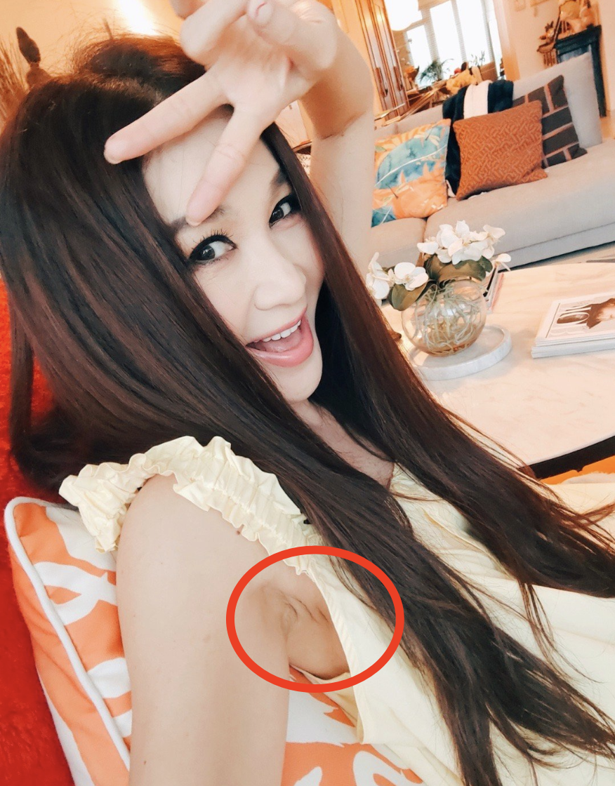 温碧霞很少晒素颜照,几乎每天都是大浓妆,眼线很粗,开非常大的滤镜