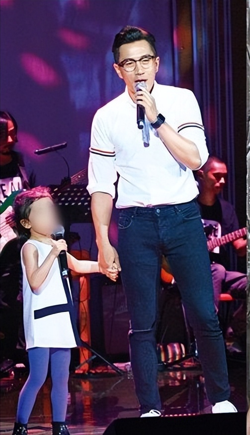 刘恺威带女儿现身加拿大,9岁小糯米形体容貌出众,遗传杨幂神颜-腾讯