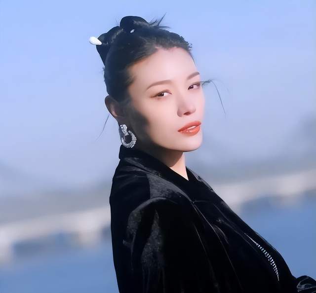 葛荟婕否认和汪峰求复合,已经知道对方有女友,只想要女儿的电话_腾讯